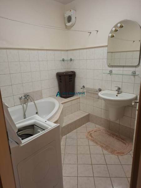 WhatsApp Image 2025-11-28 at 15.49.36.jpeg